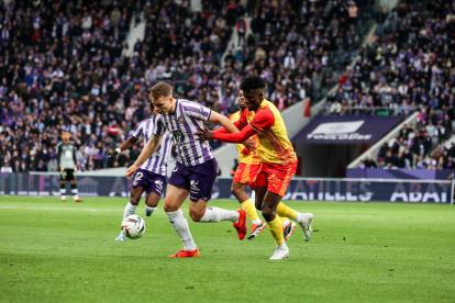 Jhoanner Chávez juega como carrilero izquierdo en Lens.