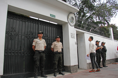 Policía resguarda la embajada de México donde se encuentra Jorge Glas.