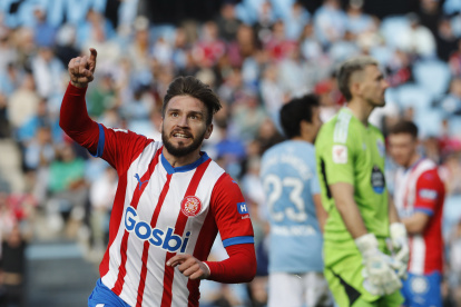 Vigo(Pontevedra)28/01/2024.- El delantero del Girona Portu celebra su gol, primero de su equipo durante el partido de Liga correspondiente a la jornada 22 que ambos clubes disputan este domingo en el estadio Balaidos de Vigo. EFE / Salvador Sas