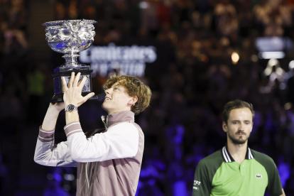 -FOTODELDÍA- Melbourne (Australia), 28/01/2024.- El italiano Jannik Sinner (i) levanta el trofeo Norman Brookes tras vencer en la final del Open de Australia al ruso Daniil Medvedev (d) en Melbourne, Australia. EFE/MAST IRHAM