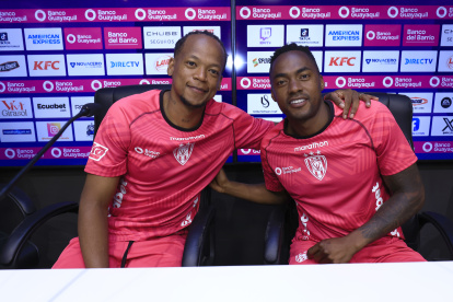 Romario (i) y Renato Ibarra (d) disfrutan de la experiencia de compartir entrenamientos, concentraciones y partidos como parte de Independiente del Valle.