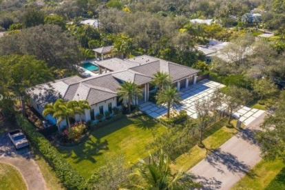 Es la mansión donde se tomó la polémica foto de la piscina.