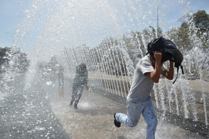 Las fuentes de agua en el parque Bicentenario son buscadas para aplacar el calor.