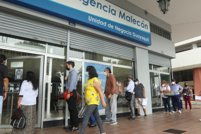 Servicio. Para los usuarios una de las medidas para evitar largas filas es cancelar las planillas de luz online.
CLIENTES DE CNEL, ACUDEN DIARIAMENTE A REALIZAR RECLAMOS POR SUPUESTOS COBROS EXAGERADOS EN SUS PLANILLAS DE CONSUMO ELÉCTRICO...FD: MIGUEL CANALES...20-05-2021