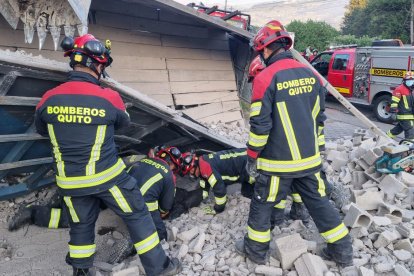 Al lugar acudieron unidades de Policía Nacional, Agencia Metropolitana de Tránsito, Cuerpo de Bomberos de Quito y Rumiñahui para brindar la ayuda necesaria.