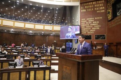 Jose Luis Calderón, periodista de TC, recibiendo un reconocimiento de la Asamblea Nacional.