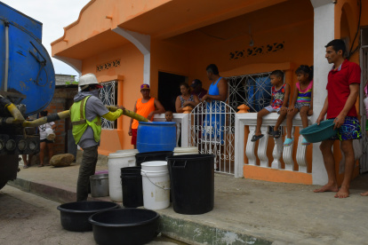 Desde hace varios días la población se abastece de tanqueros.