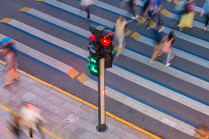 Nuevos semáforos inteligentes y señalización para la ciudad.