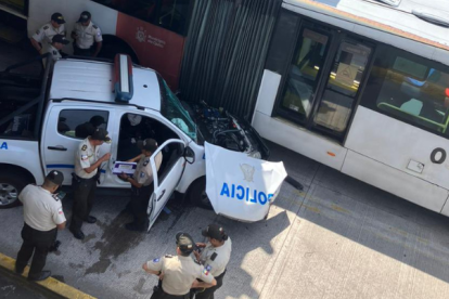La camioneta de la Policía se impactó con una unidad del Trolebús, en Quito.