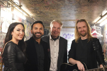 Nexar Antonio con su pareja (en el centro) y amigos