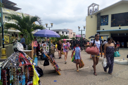 Desorganización. La Plaza Cívica y espacios aledaños están repletos de comerciantes ambulantes. Los stands improvisados de venta de ropa y comida se mezclan entre los peatones.