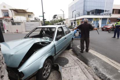 El accidente de tránsito ocurrió en las calles Alejo Lascano y Esmeraldas, en el centro de Guayaqui