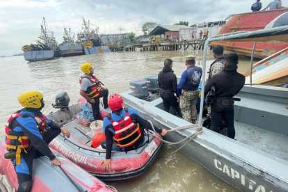 Búsqueda. Los rescatistas buscaban por todo el río Guayas.