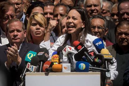 La líder opositora venezolana María Corina Machado ofrece hoy declaraciones a la prensa durante un acto de calle, en Caracas (Venezuela).