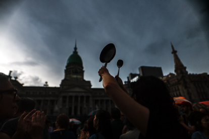 Varias personas se manifiestan contra el Gobierno de Javier Milei, frente al Congreso de la Nación en Buenos Aires (Argentina).