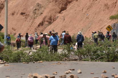 Varios campesinos bloquean una carretera en Cochabamba (Bolivia).