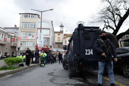Soldados turcos vigilan el lugar de un ataque a la iglesia italiana de Santa María, en Estambul, Turquía.