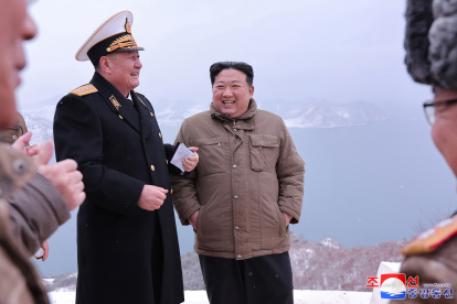 El líder norcoreano Kim Jong-un (c) supervisando la prueba de lanzamiento del nuevo misil de crucero estratégico disparado desde un submarino "Pulhwasal-3-31" en un lugar no especificado en Corea del Norte, el 28 de enero 2024.