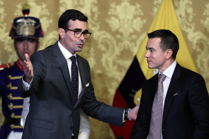 El presidente de Ecuador, Daniel Noboa (d), saluda al ministro del Deporte, Andrés Guschmer, en una fotografía de archivo.