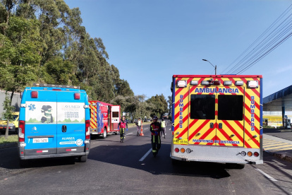 Personal del Cuerpo de Bomberos acudió al sitio para atender la emergencia
