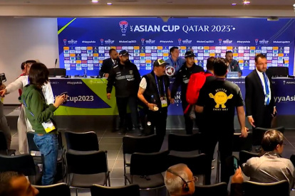 Periodistas intentan atacar al entrenador de Irak, Jesús Casas