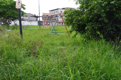 En la ciudadela Guayacanes, en el norte, es común ver parques con la maleza que supera el metro de altura.
