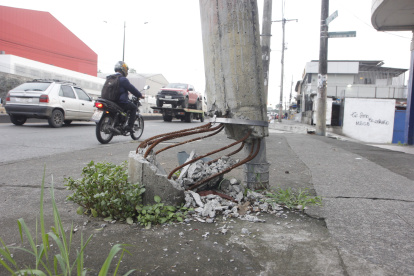 El poste de las calles Camilo Ponce y 8vo Callejón 18E  tiene ya su base destruida. Hasta el cemento ha ido ya desmoronándose.