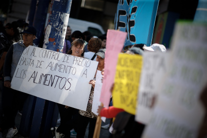 Buenos Aires. Decenas de personas protestan frente a un supermercado.