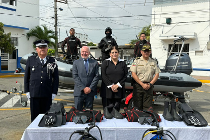 La ministra Mónica Palencia recibió los equipos entregados por Francia, para la seguridad de Ecuador.