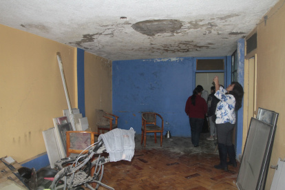 Entre humedad y destrucción vive Juan Ponce, se niega a abandonar su vivienda.