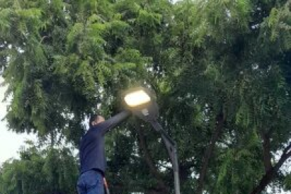 Respuesta. Personal del Municipio arregló las luminarias del parque.