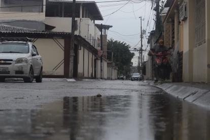 Calles. En tramos de cuatro manzanas y otros sectores se concentra el agua de lluvias, con medio aguacero.