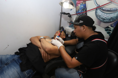 Cover up. Estudio para hacer, recubrir o borrar tatuaje en el Shopping Center Pelucas y Postizos.