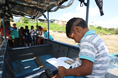 Lancha. El Aquabus, además de ser un medio de transporte para los niños, también es una biblioteca móvil mientras permanece amarrado al puerto.