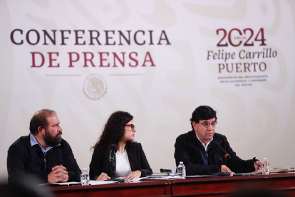 Voceros de la presidencia de la república participan en una rueda de prensa en Ciudad de México (México).
