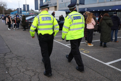 Elementos de la Policía Metropolitana de Londres (Met), recorren un sector aledaño a donde sucedió el incidente.