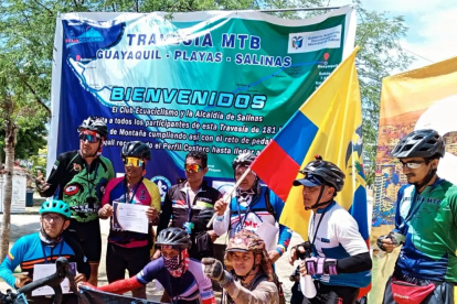 Los integrantes de Zombies Cyclists tras recorrer 181 km entre Guayaquil-Salinas.