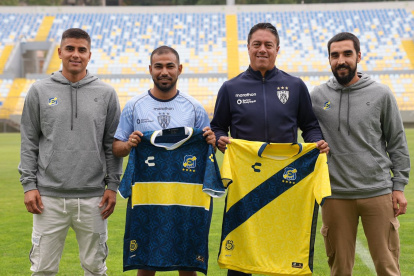 Junior Sornoza (c) recibió una camiseta de Everton en Chile previo al juego.