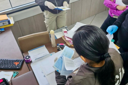 Agentes de Fiscalía y Policía realizaron tres allanamientos en Guayaquil y Samborondón, en una investigación por lavado de activos.