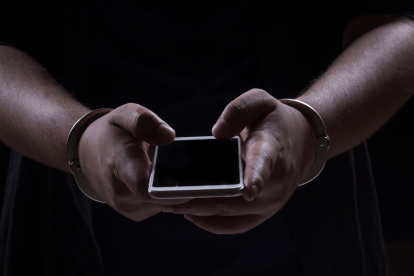 Según el artículo 117 de la Ley Orgánica de Telecomunicaciones, es ilegal usar, adquirir o comercializar un celular reportado como robado.