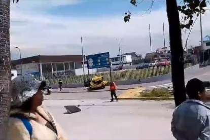 Uno de los taxis afectados por el choque quedó sobre la vereda, luego del siniestro de un tráiler en la av. Morán Valverde, sur de Quito.