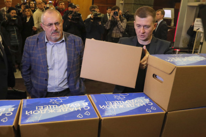 Moscú. El candidato Boris Nadezhdin, junto a uno de sus colaboradores, durante la entrega de las firmas que respaldan su candidatura a las presidenciales de Rusia.