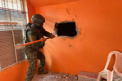 El personal militar tuvo que destruir la pared para decomisar las armas que ahí estaban escondidas