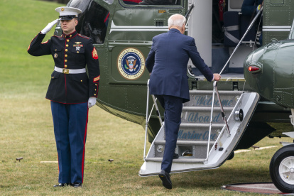 Washington. El Presidente Joe Biden aborda el Marine One, camino a la Florida, para seguir con su campaña.