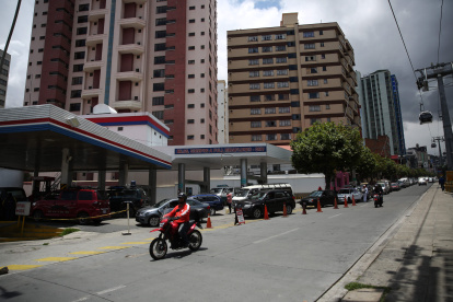 La Paz. Una larga fila aparece en una estación de servicio de gasolina.