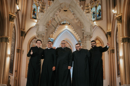Catedral de Guayaquil. Con mucha alegría en el altar de la reconocida catedral, Los Padrecitos cantan su primer sencillo ‘Que Dios tan bueno’