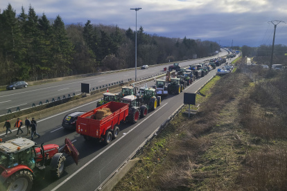 Agricultores franceses llevan a cabo una protesta en la autopista A1, a la altura de Chennevières-lès-Louvres, muy cerca del aeropuerto internacional Charles de Gaulle, este martes.