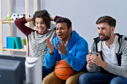 Competiciones de ciclismo, tenis, fútbol, básquet, pádel y golf, aseguran una jornada llena de emociones para los aficionados al deporte.