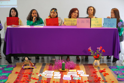 La presidenta de la Fundación Aldea, Geraldina Guerra (2-i), acompañada de activistas, habla durante una rueda de prensa este 31 de enero de 2024 en Quito (Ecuador).