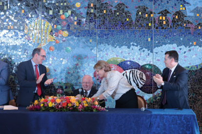 Xavier Simon durante su discurso. Lo acompañan Erik Martini, Esmeralda de Parodi y Carlos Estarellas.